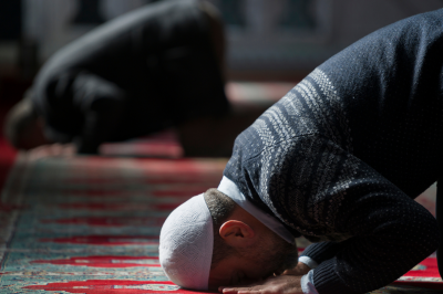 Muslims praying at the mosque -What to Do If You Remember You Forgot the Previous Prayer