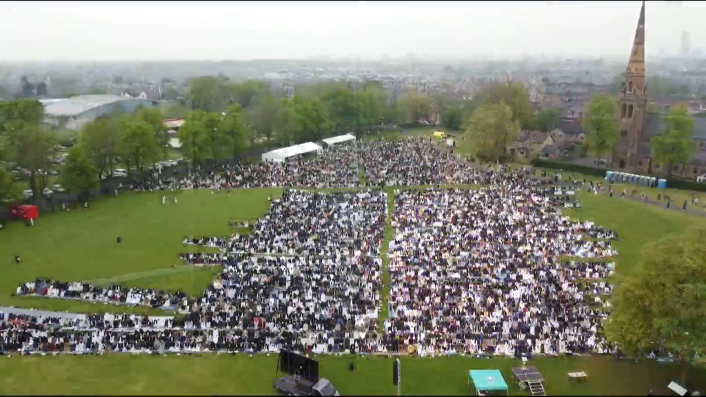 Thousands of Muslims Celebrate `Eid in Birmingham, Blackburn - About Islam