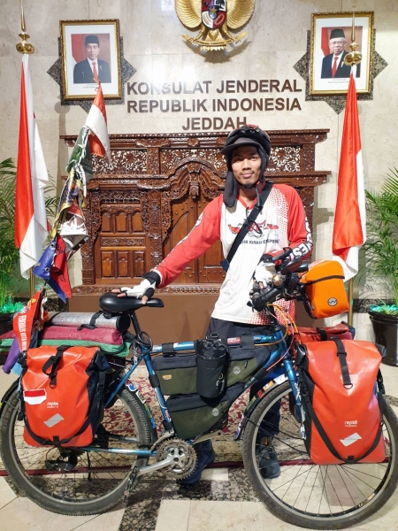 Indonesian Muslim Travels to Makkah on Bicycle for Hajj - About Islam