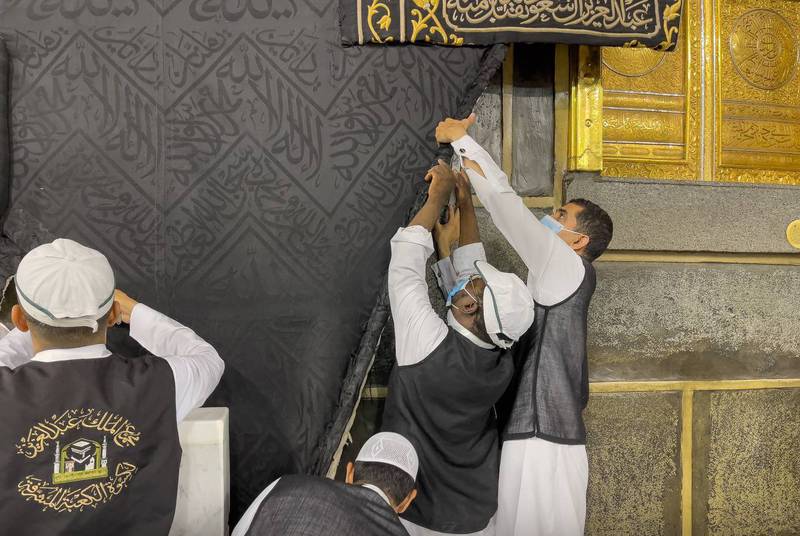 Kaa`bah Kiswah Raised to Signify Start of Hajj 1443 - About Islam