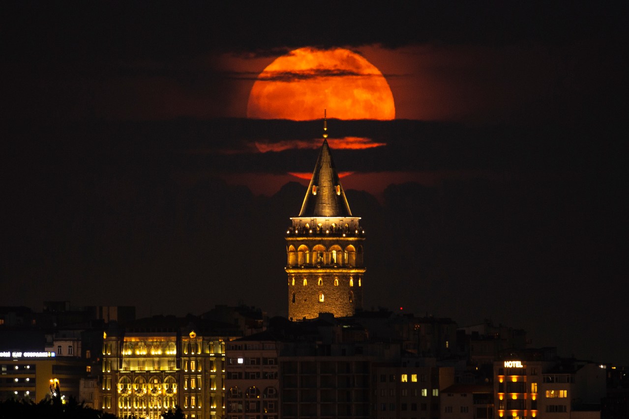 Strawberry Supermoon 2022: In Pictures - About Islam