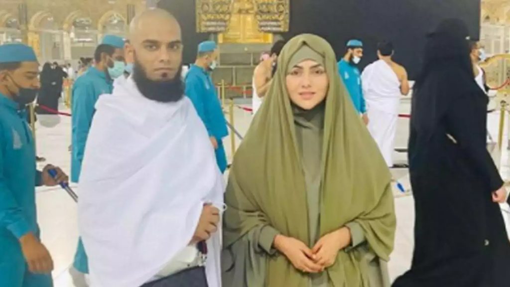 Former Bollywood Star Arrives Makkah for Hajj - About Islam