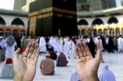Muslim of Islam praying hands-Did the Prophet Make Any Specific Duas During Hajj? (Video)