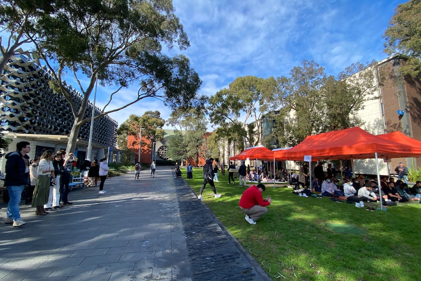 Muslim and non-Muslim students turned up at the event.(ABC Radio Melbourne: Grace McKinnon)