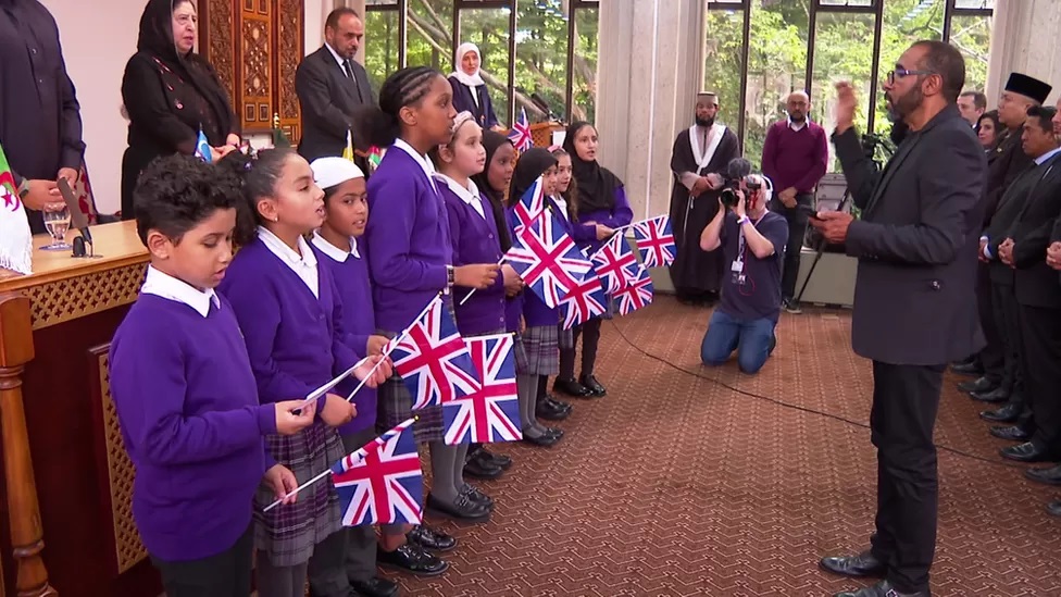 Muslims Sing 'God Save the King' in London Mosque - About Islam