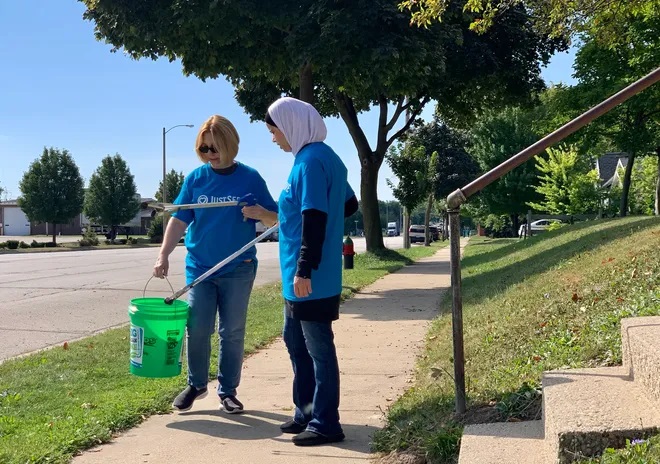 Milwaukee Muslims, Mormons Join Hands for Neighborhood Cleanup - About Islam