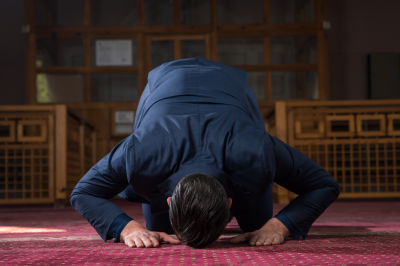 muslim-prostrationing-on-ground-Can You Pray Sitting If You Can’t Prostrate?