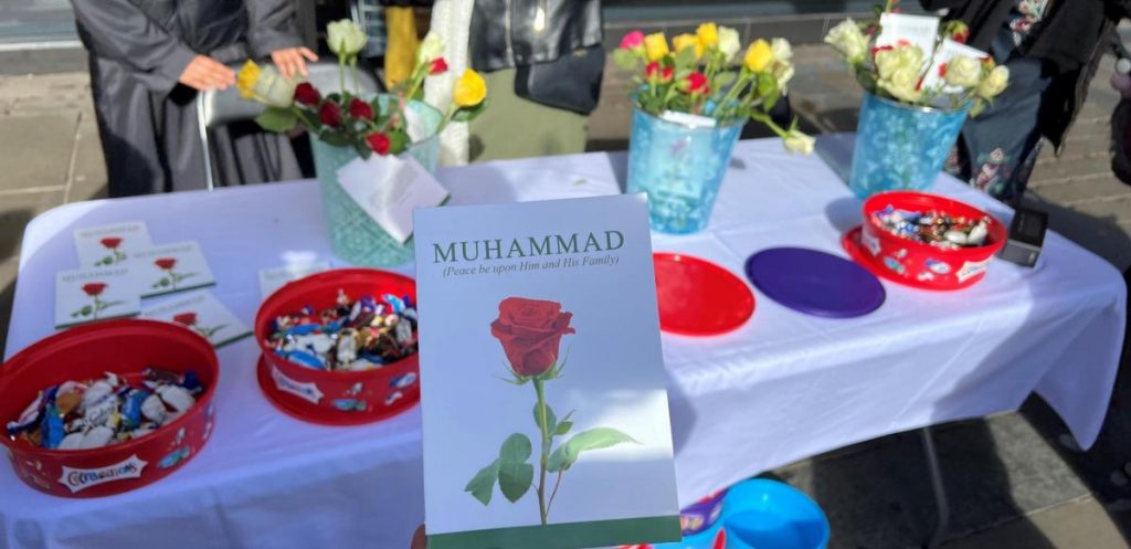 Oldham Muslims Mark Mawlid with Free Sweets, Roses - About Islam