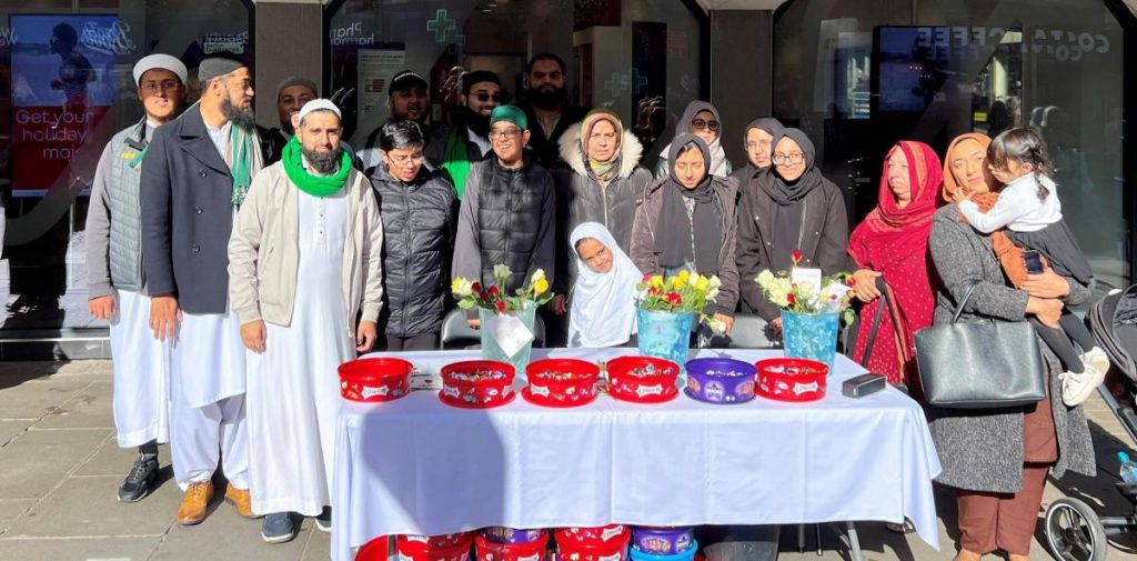 Oldham Muslims Mark Mawlid with Free Sweets, Roses - About Islam