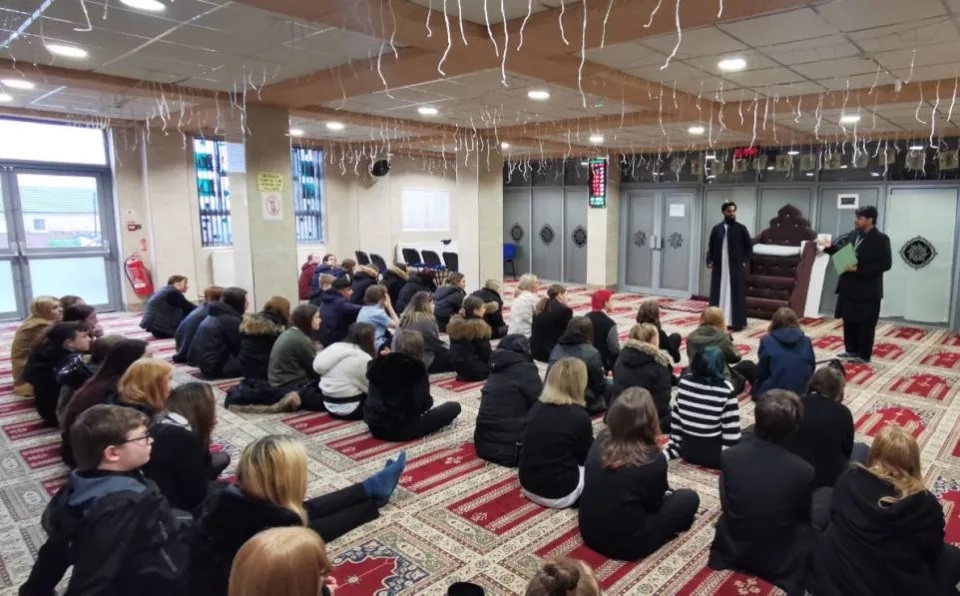 Blackburn Mosque Welcomes Darwen School Pupils for Interfaith Session - About Islam