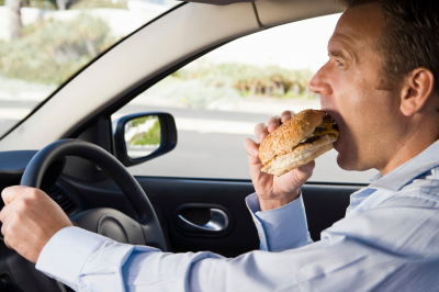 Man eating and driving carShould Menstruating Women Eat Discreetly in Ramadan?