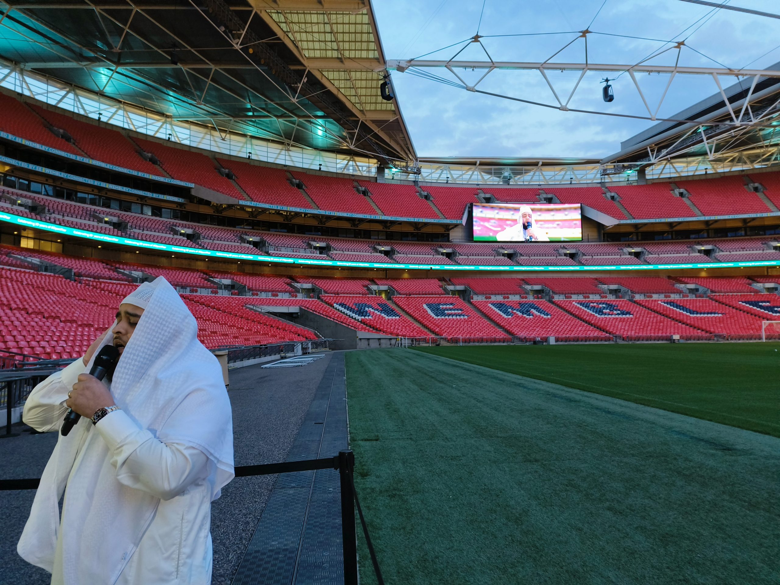 Hundreds Gather for Open Iftar at Wembley Stadium - About Islam