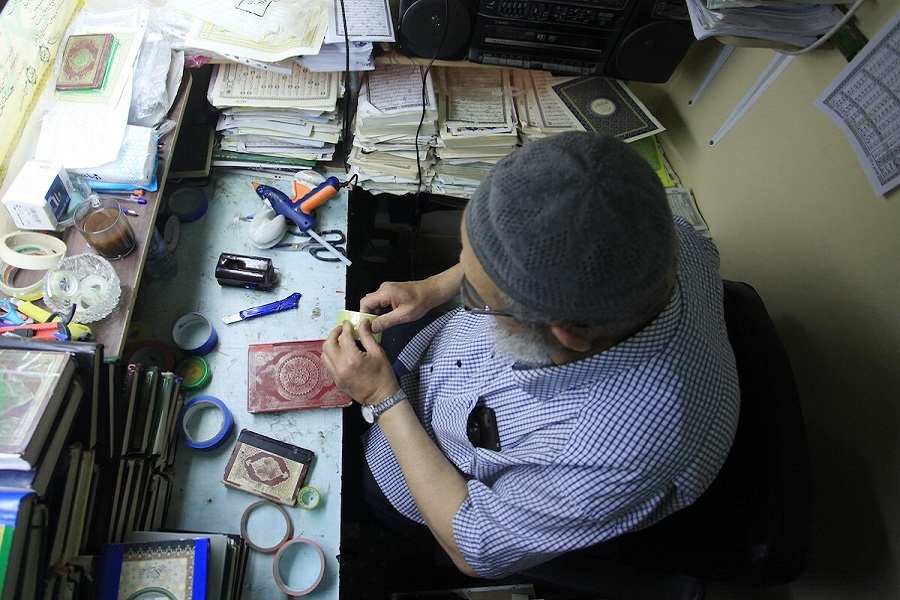 This Elderly Man Repairs Qur'an Copies Voluntarily - About Islam