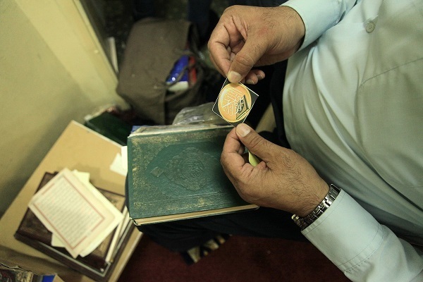 This Elderly Man Repairs Qur'an Copies Voluntarily - About Islam