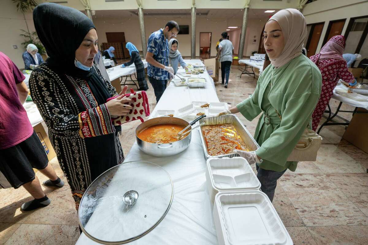 Muslims Serve Hundreds on Annual Soup Kitchen Day - About Islam