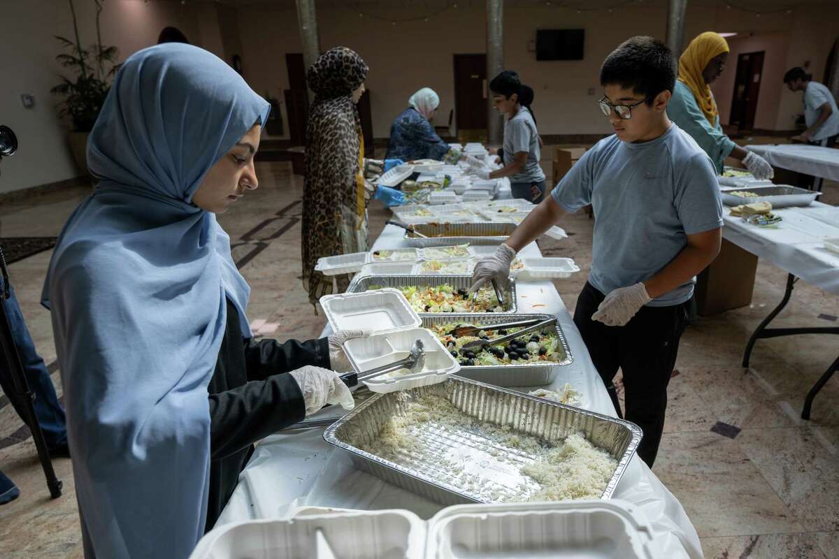 Muslims Serve Hundreds on Annual Soup Kitchen Day - About Islam