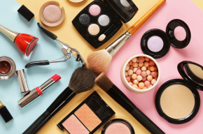 set cosmetic makeup-Is It Haram to Wear Makeup while Praying?