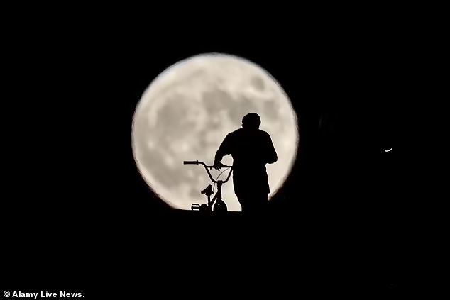 Rare Super Blue Moon Dazzles Stargazers Worldwide (In Pictures) - About Islam