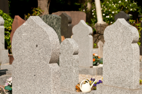 Can a Woman Go to a Funeral in Islam?