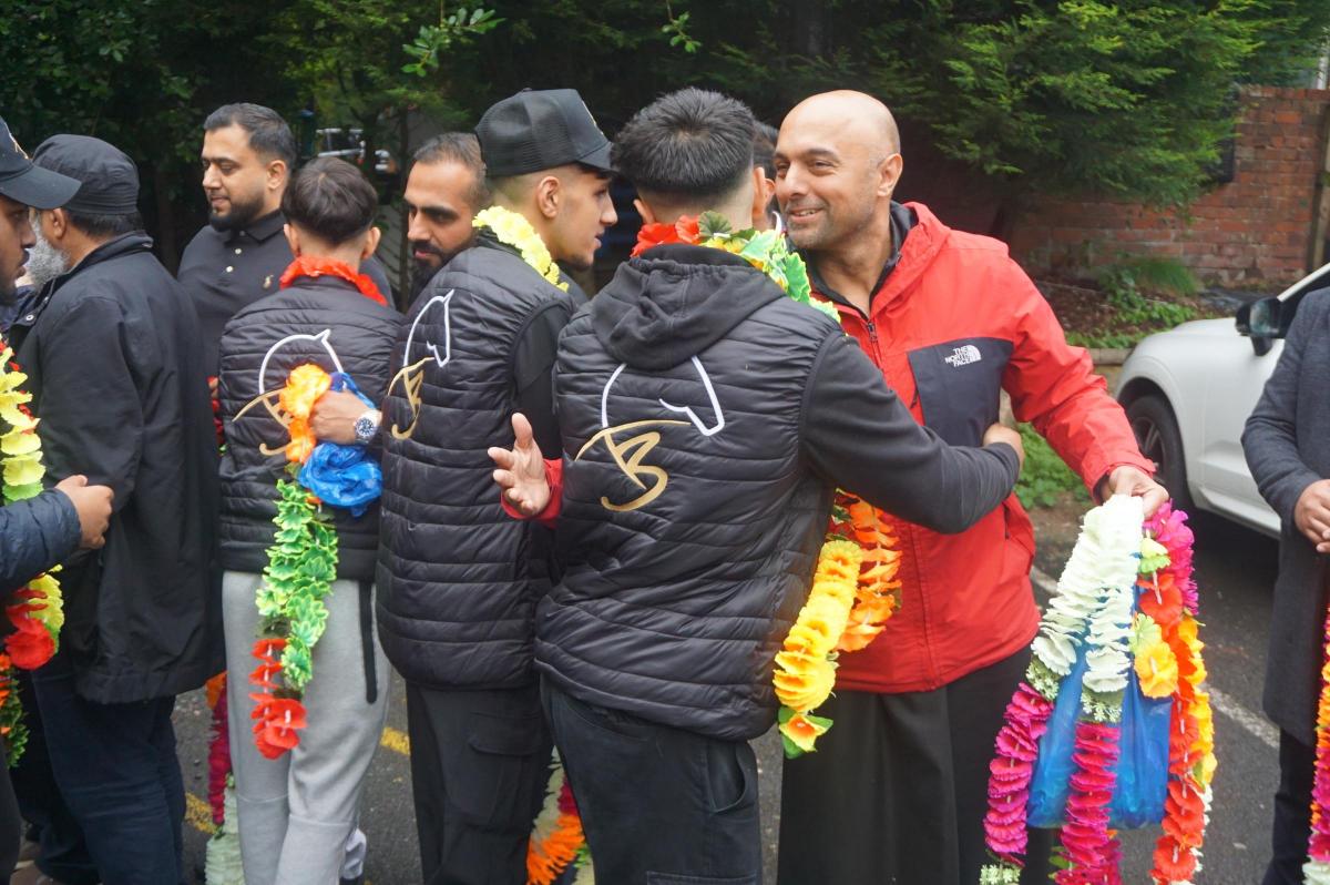 Raising £60,000 for Mosque, Volunteers Given Heroes’ Welcome - About Islam