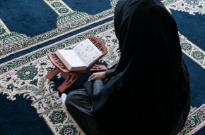 Muslim woman reading quran in mosque -Rulings on Istihadah