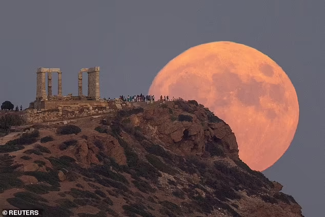 Rare Super Blue Moon Dazzles Stargazers Worldwide (In Pictures) - About Islam