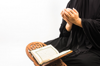 Muslim woman praying for Allah-What is menstruation?