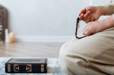 Muslim man holding prayer beads-When Can You Do Tayammum?