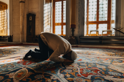 Muslim man making sujud-how to do tayammum