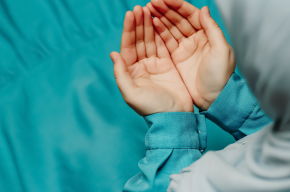 Muslim woman making duaa-Top Duas to Remember Your Deceased Parents