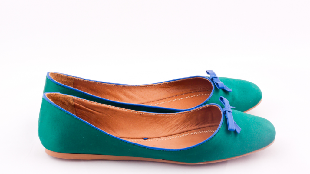 flat shoes-Can a Muslim Woman Wear Flat Shoes Without Socks?