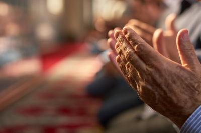 Muslims making duaa-Does Praying Fast Invalidate Prayer?