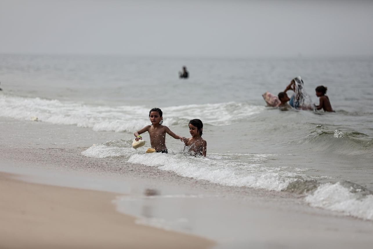 Gazans Resort to Sea Bathing as Israel Cuts Water Supply - About Islam