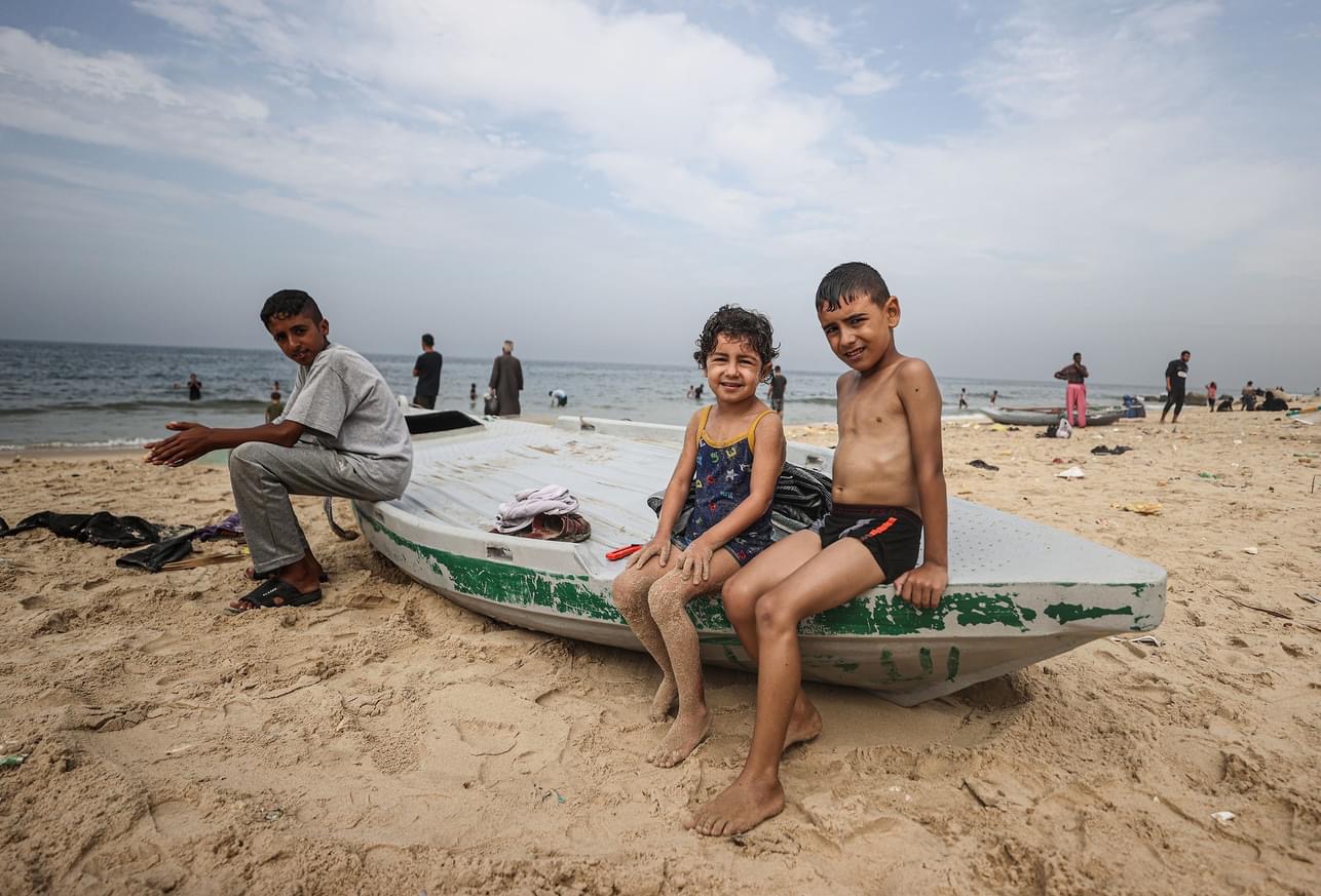 Gazans Resort to Sea Bathing as Israel Cuts Water Supply - About Islam