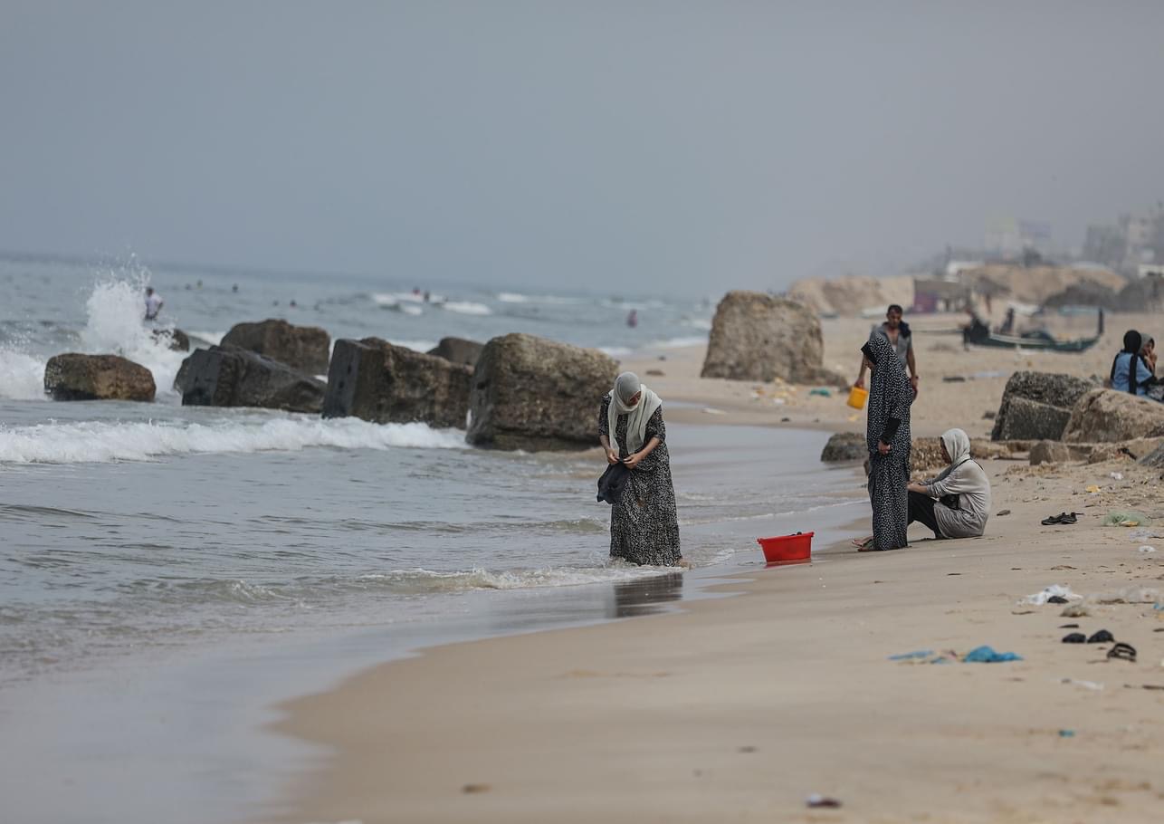 Gazans Resort to Sea Bathing as Israel Cuts Water Supply - About Islam