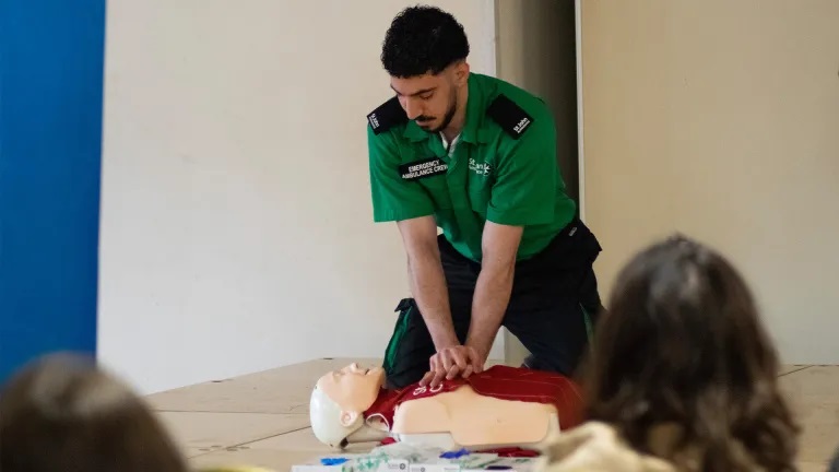 Losing Brother to Cardiac Arrest, Woman Trains Hundreds in Lifesaving Skills at London Mosque - About Islam