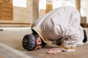 man making suhud in prayer-How to Know If Your Prayer Is Accepted