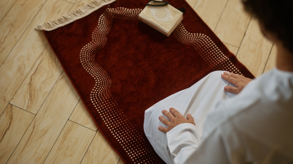 muslim praying in trdaitional praye rmat-Virtues of Tahajjud Prayer