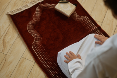 muslim praying in trdaitional praye rmat-Virtues of Tahajjud Prayer