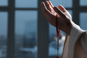 Muslim man making dua with misbaha in his hands-What Are the Best Du'as for the Deceased?