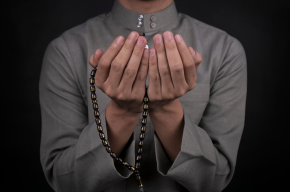muslim man making dua-How to Perform Istikharah: A Simple Guide
