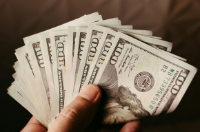 Man holding US dollars