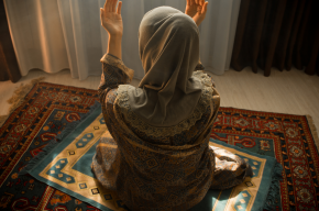 muslim woman praying for allah