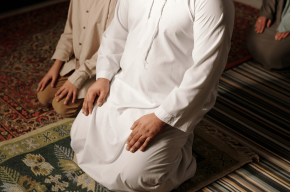 Emergency in Salah: Can You Stop Another’s Prayer to Help?