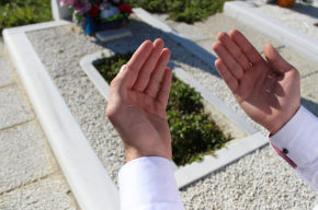 muslim man at grave-Is Visiting Shrines in Islam Permissible?