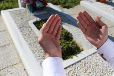 muslim man at grave-Is Visiting Shrines in Islam Permissible?