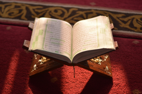 reading quran-Can Women Read Quran on Phone during Period?