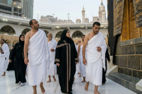 Is It Permissible to Look at the Ka`bah During Tawaf?